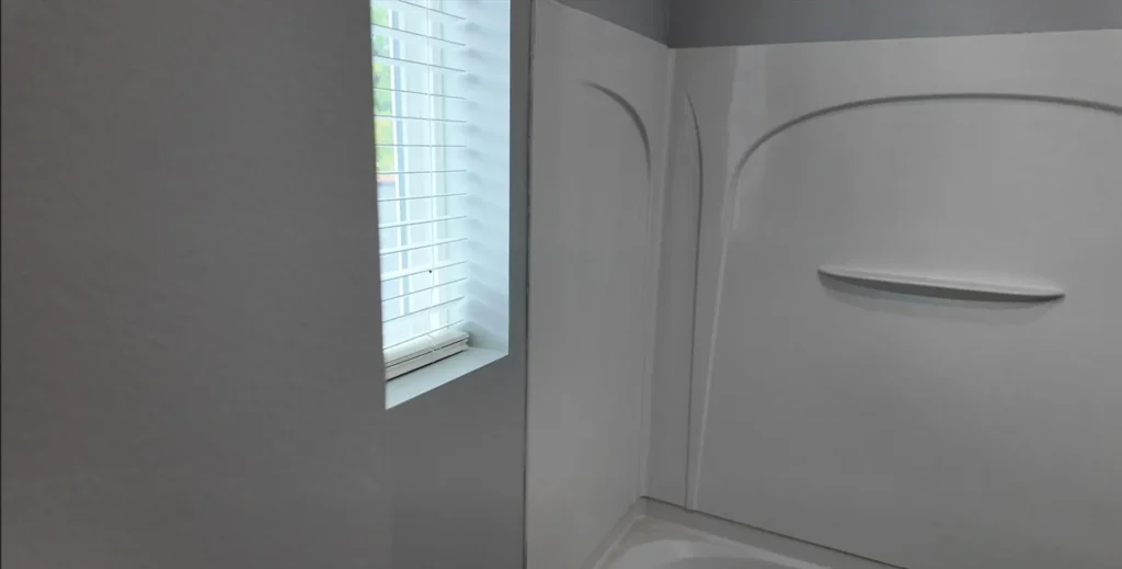 Kokomo apartment bath tub